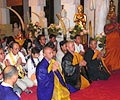 写真:スリランカ佛歯寺にて法要